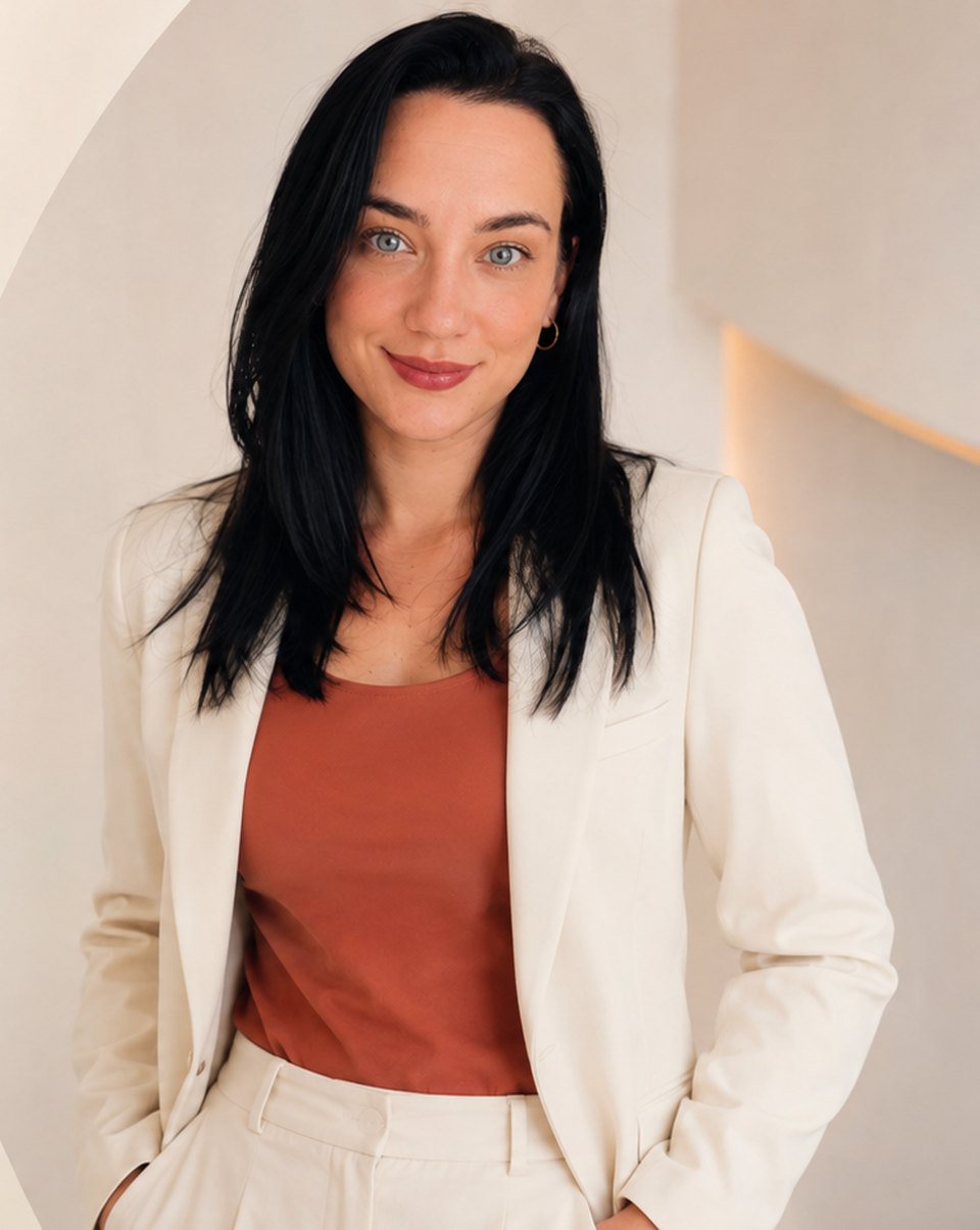 Luíza Carrozza, nutricionista, em pé, de blazer claro